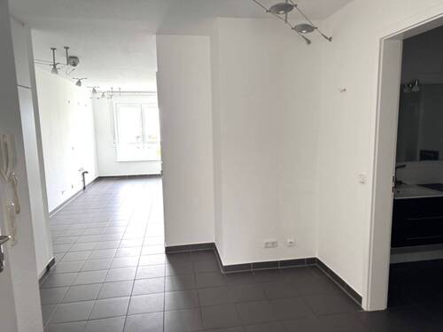 Blick aus Diele Richtung Küche - 2 Zimmer Etagenwohnung in Kassel