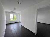 Blick in Wohnraum und links Küche - Etagenwohnung mit 74,00 m&sup2; in Kassel zum Kaufen