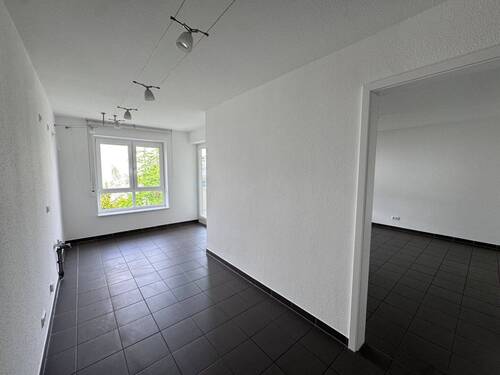 Blick in Wohnraum und links Küche - Etagenwohnung mit 74,00 m&sup2; in Kassel zum Kaufen