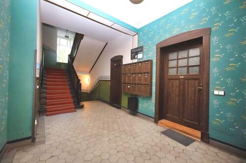 Treppenhaus mit Aufzug - 