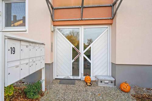 Hauseingang - Etagenwohnung mit 101,00 m&sup2; in Schwandorf zum Kaufen