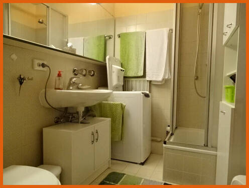 Bad mit Dusche u. WC - 2 Zimmer Etagenwohnung zum Kaufen in Regen