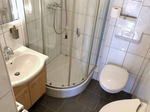 Gäste-WC mit Dusche - 