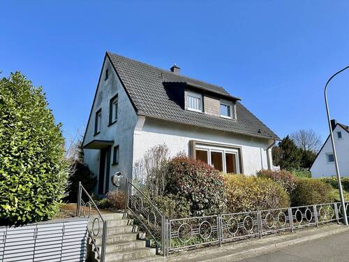 Vorderseite - Freistehendes Haus mit viel Potenzial *Verkehrsberuhigt und am Naturschutzgebiet*