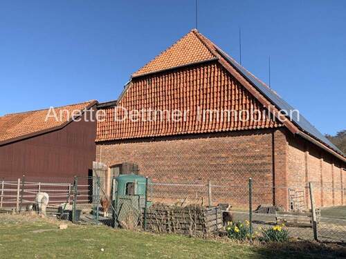 Scheune mit Aufbau der PV-Anlage und Freigehege für Haustiere - 