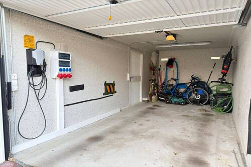 Garage mit Wallbox für E Auto - 