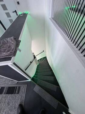 23 Treppe zur unteren Wohnung - bei Einzelverkauf wird hier vermauert - 