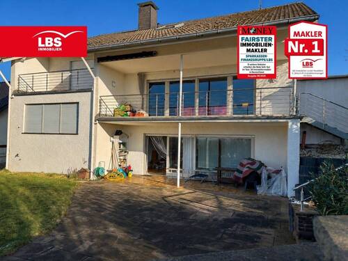 Außenansicht - Zweifamilienhaus mit Weitblick, Garten und Garagen