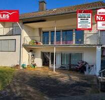 Zweifamilienhaus mit Weitblick, Garten und Garagen - Altenbeken Schwaney