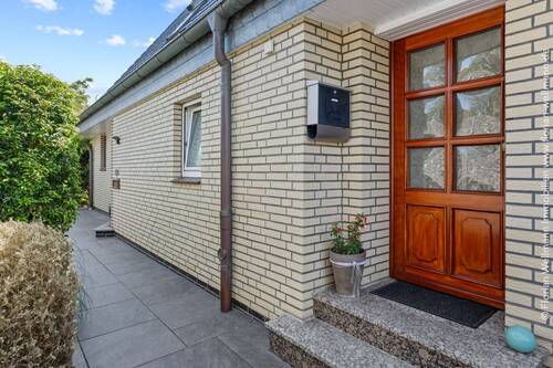 Eingang Vorderhaus - 8 Zimmer Mehrfamilienhaus, Wohnhaus zum Kaufen in Cuxhaven