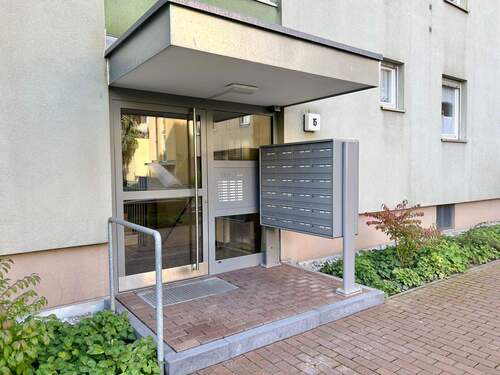 Hauseingang - 4 Zimmer Etagenwohnung in Nürnberg