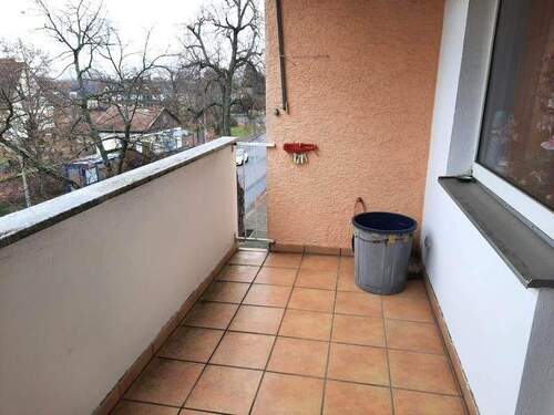 Gemütliche Loggia mit Markise - 