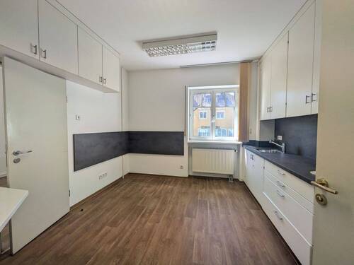 Behandlung / Vorbereitung - 6 Zimmer Büro zur Miete in Erlangen