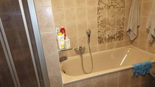Bad mit Wanne und Dusche - 