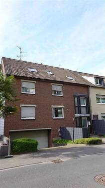 Hausansicht - 1 Zimmer Mehrfamilienhaus, Wohnhaus zum Kaufen in Frechen