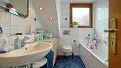 Tageslichtbad mit Wanne und Dusche - 