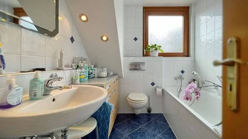 Tageslichtbad mit Wanne und Dusche - 
