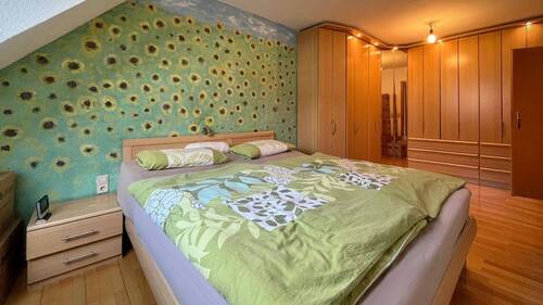 Großes Schlafzimmer mit Einbauschrank - 