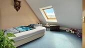 Helles Zimmer im Dachspitz mit behaglicher Dachschräge - 