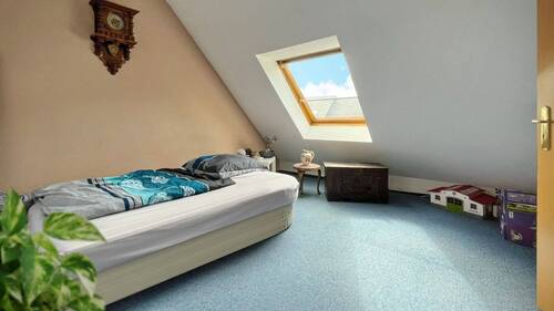Helles Zimmer im Dachspitz mit behaglicher Dachschräge - 