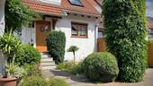 Ansicht auf das Reihenmittelhaus - Reihenmittelhaus mit liebevoll angelegtem Garten in ruhiger, naturnaher Umgebung