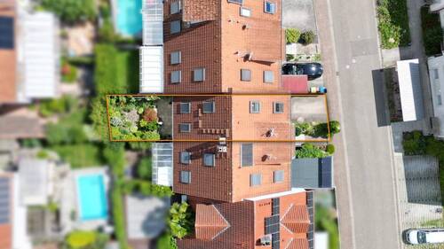Vogelperspektive auf das Grundstück mit Garten - 5 Zimmer Reihenmittelhaus zum Kaufen in March / Holzhausen
