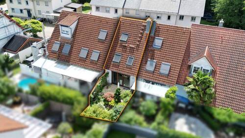 Das Haus verfügt über einen schönen Garten im hinteren Teil des Grundstückes - 5 Zimmer Reihenmittelhaus in March / Holzhausen