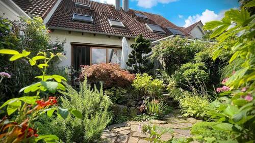 Rückseite des Hauses vom liebevoll angelegten Garten - Reihenmittelhaus mit 111,00 m² in March / Holzhausen zum Kaufen