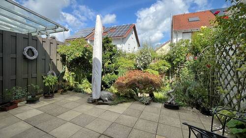 Die Terrasse bietet viel Platz für einen großen Esstisch oder eine gemütliche Sitzecke - 