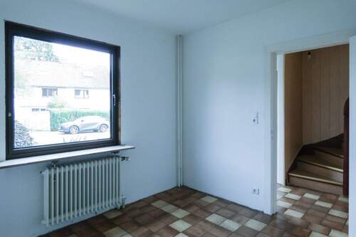 befindet sich neben dem Eingangsbereich - 