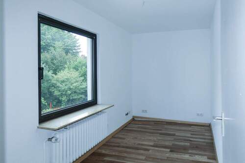 zwei weitere mit Laminat ausgestattete - 