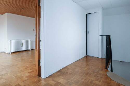 und zu einer weiteren Abstellkammer - 