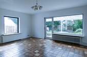 mit großen Fensterfronten - 
