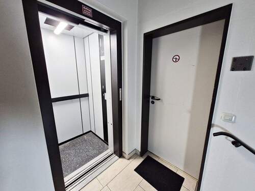 Treppenhaus mit Aufzug - 