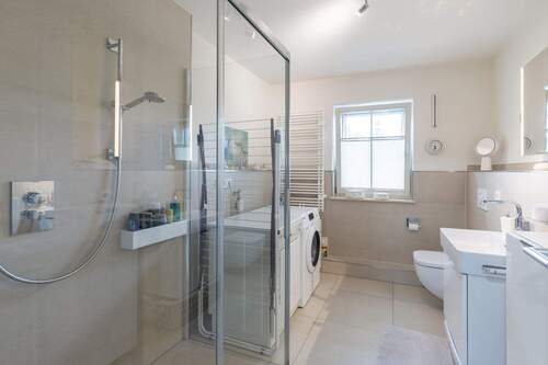 Großzügiges Badezimmer - Etagenwohnung mit 80,00 m&sup2; in Bad Wiessee zum Kaufen