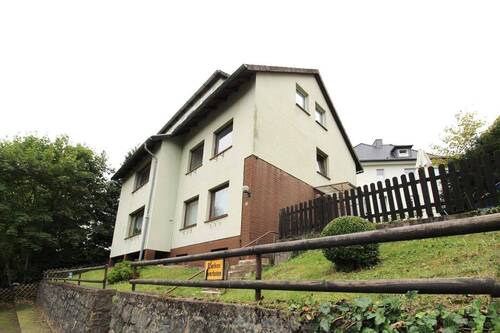 Vorderseite - Mehrfamilienhaus mit 3 Wohneinheiten und starkem Entwicklungspotenzial