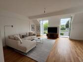 Virtuell möbilierte Darstellung - Wohnzimmer - Renovierte 3 ZKB-Wohnung mit Balkon fußläufig zur Innenstadt