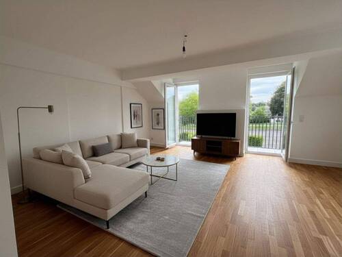 Virtuell möbilierte Darstellung - Wohnzimmer - Renovierte 3 ZKB-Wohnung mit Balkon fußläufig zur Innenstadt