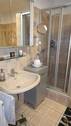 Bad mit Wanne und Dusche - 