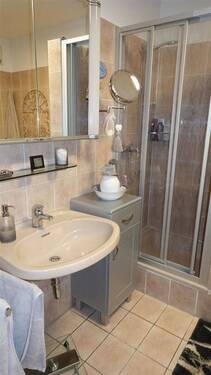 Bad mit Wanne und Dusche - 