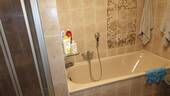 Bad mit Wanne und Dusche - 