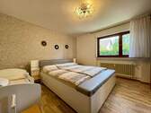 Schlafzimmer EG - 9 Zimmer Mehrfamilienhaus, Wohnhaus zum Kaufen in Welzheim