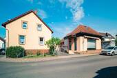 Wohnhaus und Nebengebäude - 