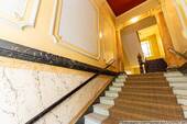 Hauseingangsbereich im Vorderhaus - 5 Zimmer Etagenwohnung zum Kaufen in Berlin