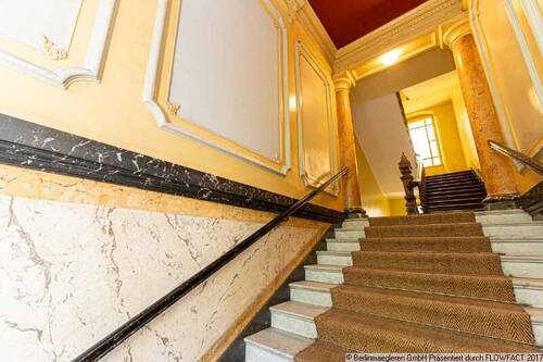 Hauseingangsbereich im Vorderhaus - 5 Zimmer Etagenwohnung zum Kaufen in Berlin