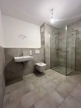 Badezimmer mit Glassdusche - 