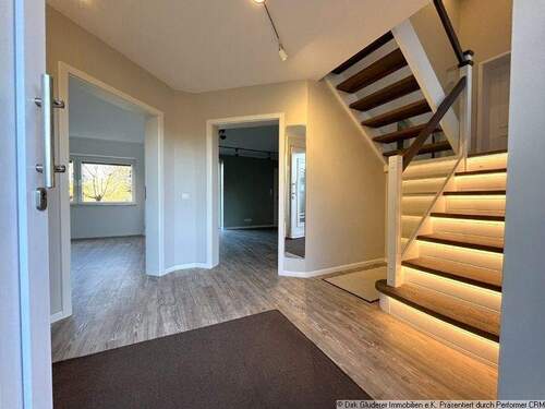 Diele - 8 Zimmer Einfamilienhaus zur Miete in Quickborn