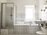 großes Tageslichtbad mit Wanne und Dusche - 