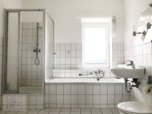 großes Tageslichtbad mit Wanne und Dusche - 