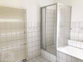 großer Handtuchheizkörper im Badezimmer - 